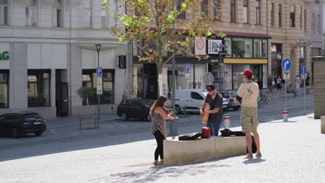 músicos callejeros actuando en la plaza de la ciudad