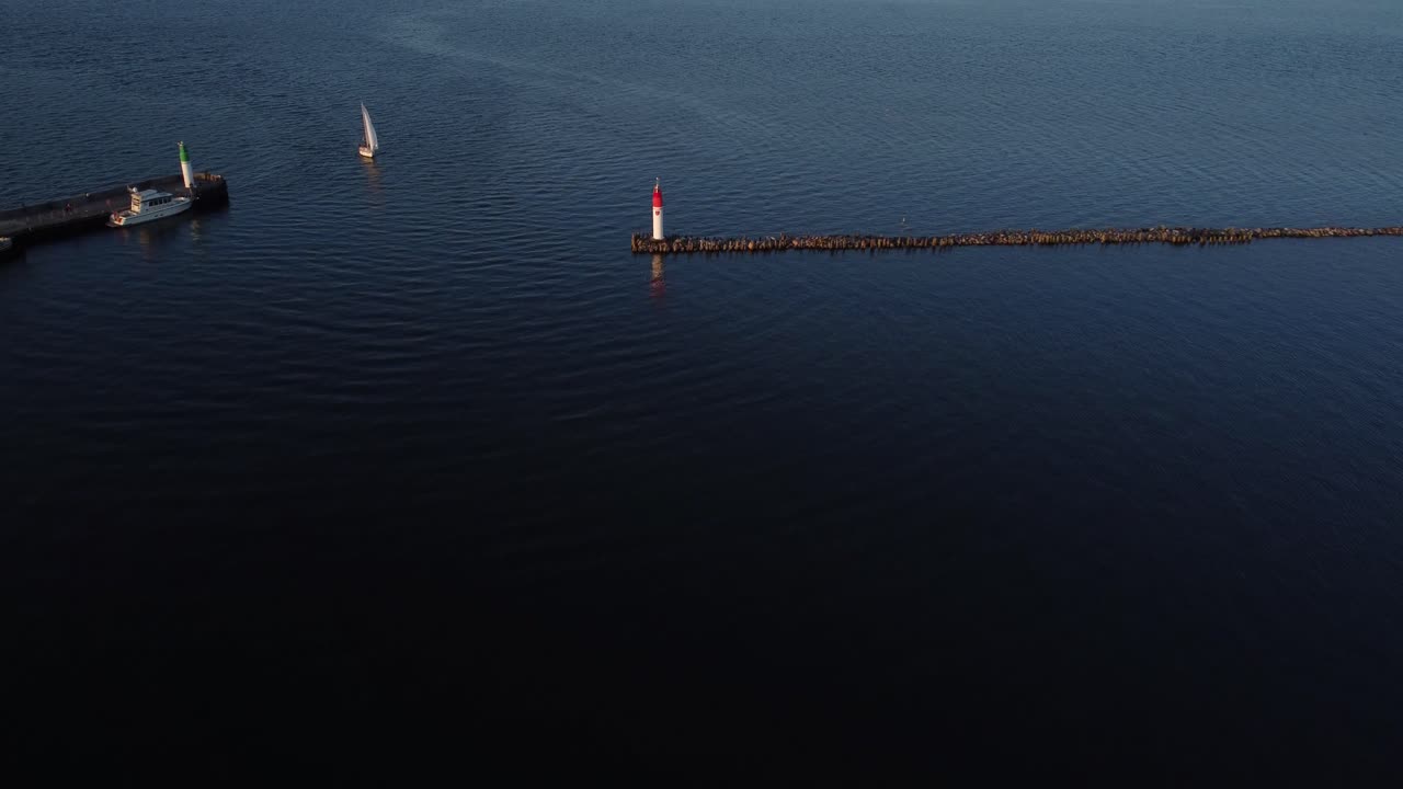 veleros, vista superior en el puerto deportivo, atracados en el muelle durante la puesta de sol 103