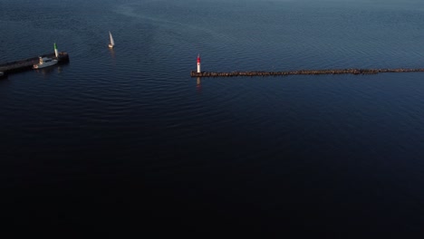 Segelboote,-Draufsicht-Im-Yachthafen,-Während-Des-Sonnenuntergangs-Am-Pier-Angedockt-103