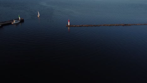veleros, vista superior en el puerto deportivo, atracados en el muelle durante la puesta de sol 103