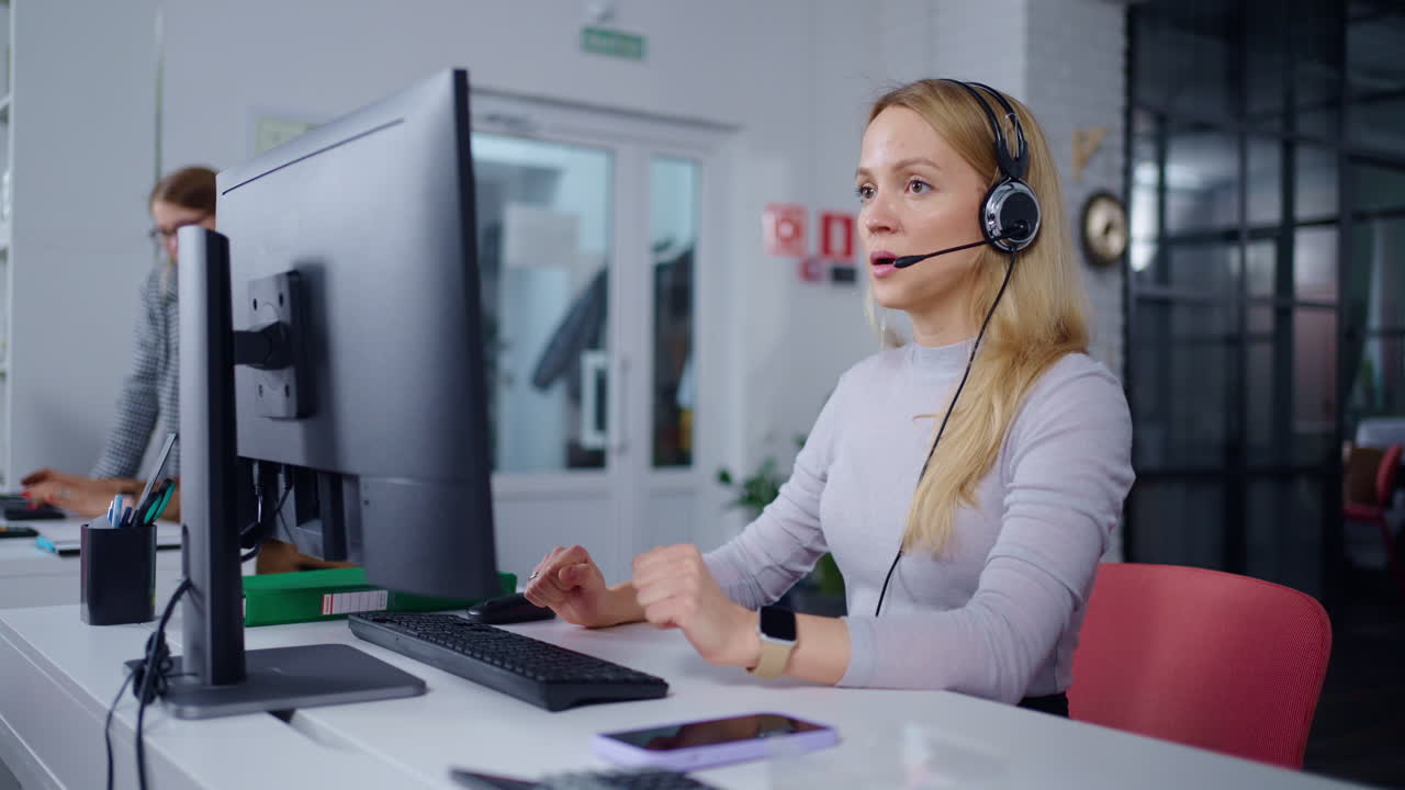 사무실에서 컴퓨터로 일하는 여자