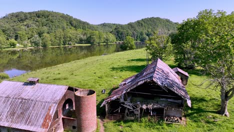 Alte-Bauernhofszene-Entlang-Des-Neuen-Flusses-In-Der-Nähe-Von-Fries,-Virginia.-Luftaufnahme-Von-Scheunen-Und-Fluss