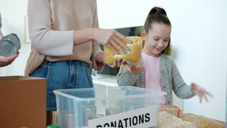 family donating food