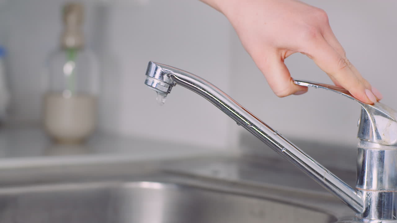 Lavaggio e disinfezione delle mani nel lavandino 2
