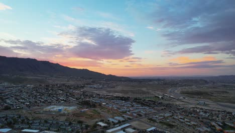 West-El-Paso,-Texas-Durante-El-Hermoso-Amanecer-De-La-Hora-Azul-Con-Un-Cielo-Colorido-Y-Montañas-Franklin-En-El-Fondo