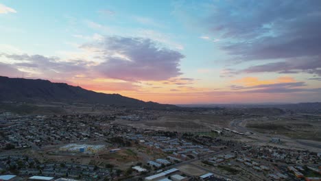west el paso, texas durante el hermoso amanecer de la hora azul con cielo colorido y montañas franklin en el fondo