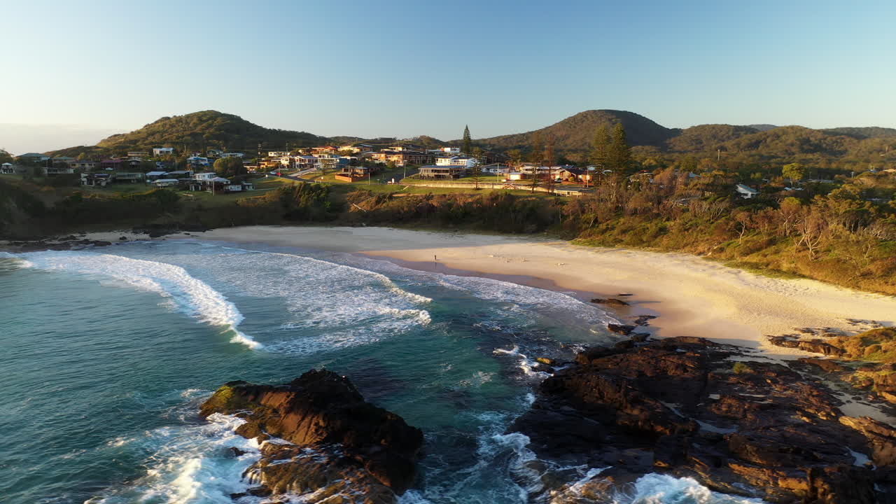 tiro giratorio de drones de la playa y la ciudad de scotts head en australia