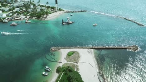 Vista-Aérea-De-Drones-De-Un-Puerto-En-Un-Día-De-Verano-Con-Barcos-Que-Viajan-Por-Las-Aguas-Turquesas-De-Abajo-En-La-Playa-De-Pompano-En-Florida