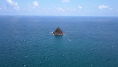 4K-Drohnenaufnahmen-Einer-Winzigen-Insel-Im-Ozean,-Indonesien