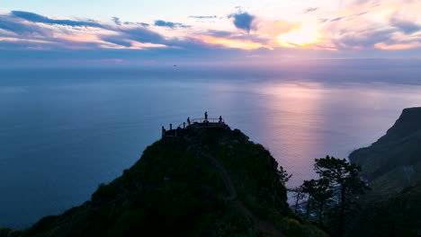 Viajeros-En-La-Plataforma-De-Observación-De-Raposeira,-Vista-De-La-Puesta-De-Sol-De-Madeira