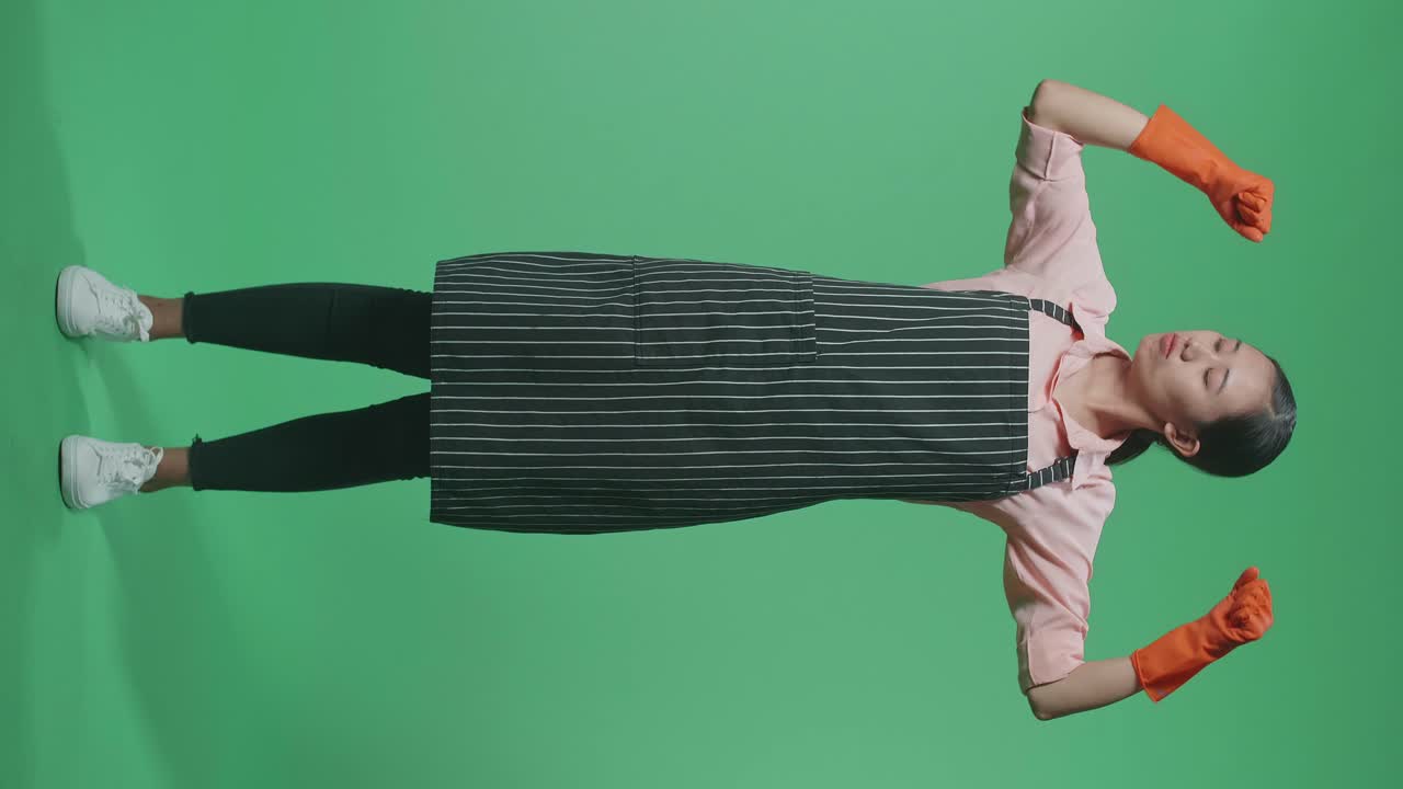 청결을 축하하는 여성