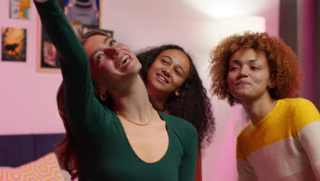 amigos tomando una selfie en una habitación acogedora