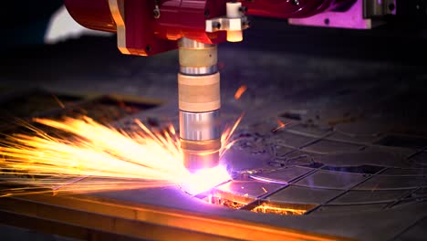 corte por plasma láser cnc de metal, tecnología industrial moderna.