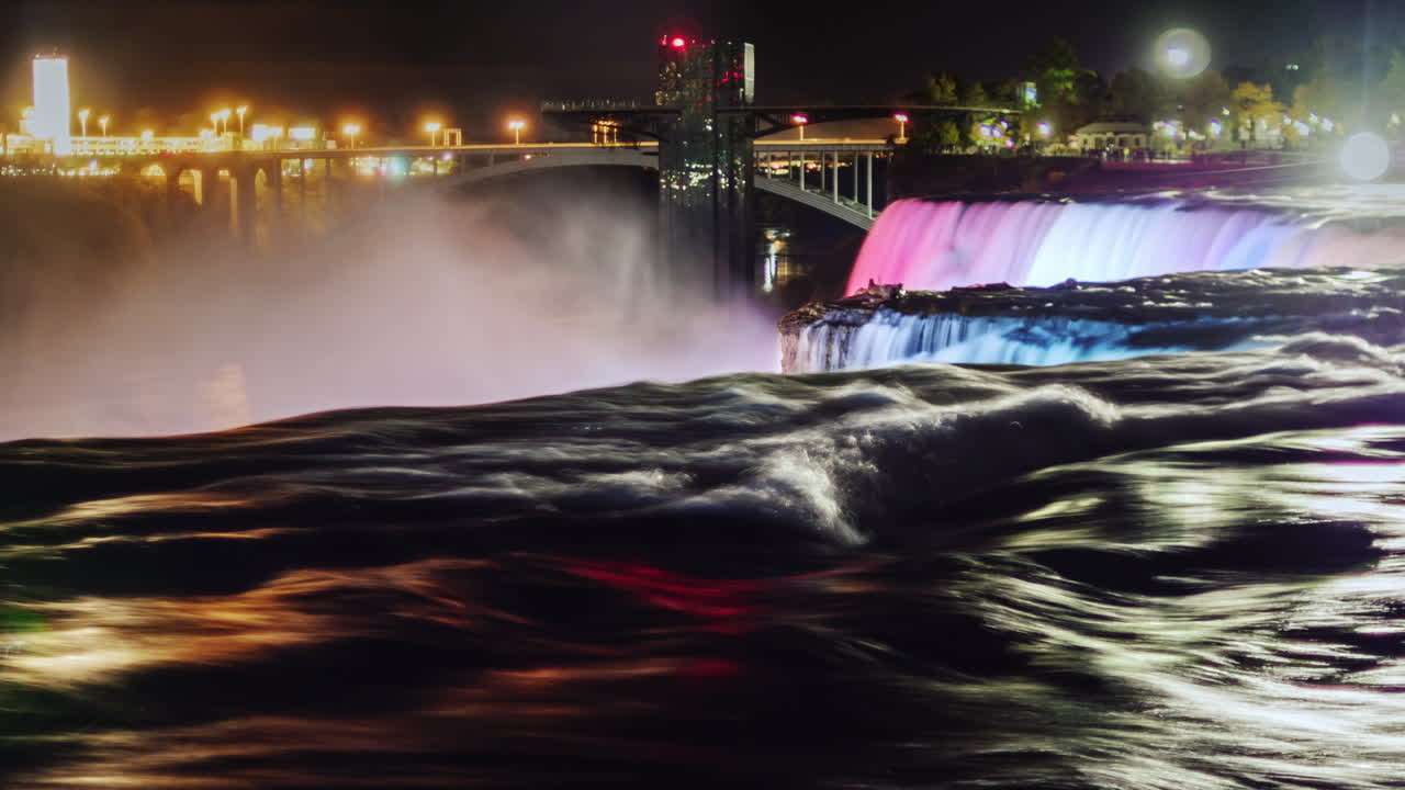 나이아가라는 1 뒤에 도시의 불빛의 빛과 함께 밤에 떨어진다