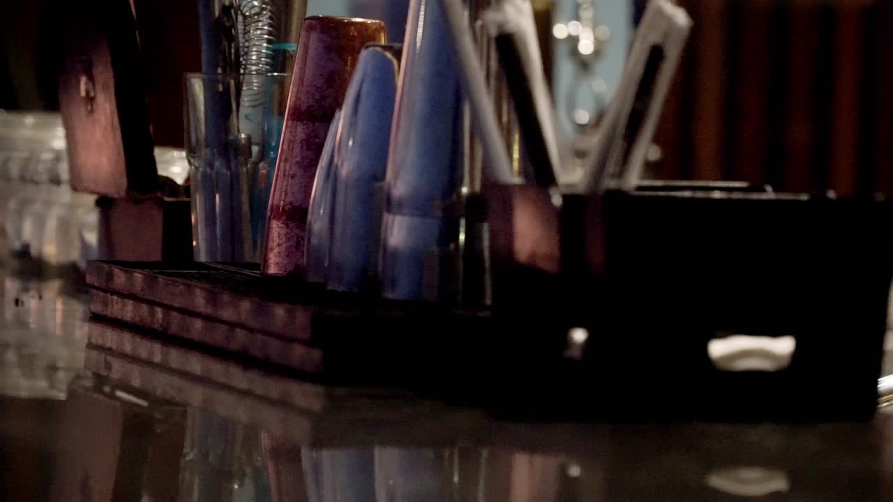 밤에 술집의 내부