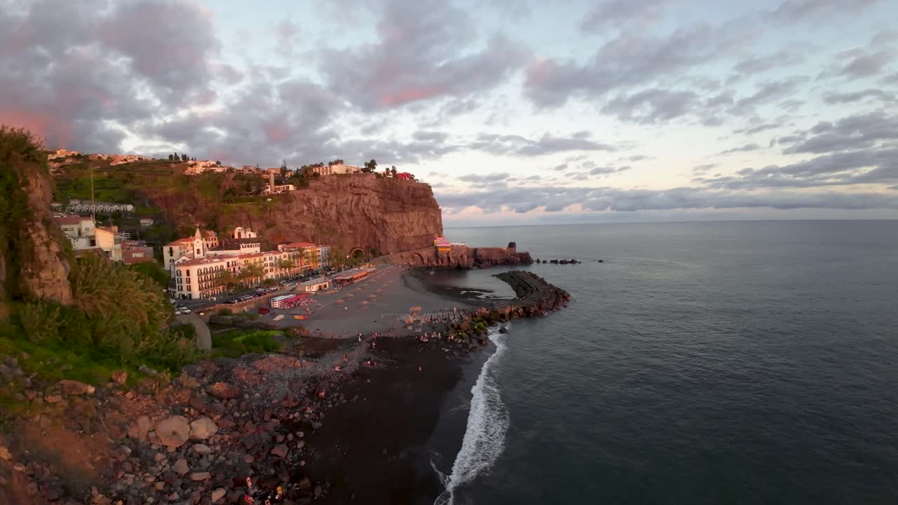 la luz del atardecer sobre una costa rocosa en la pequeña ciudad de ponta do sol madeira