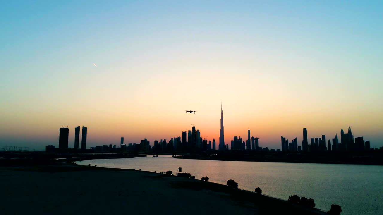 vista aérea de drones filmando el paisaje de la ciudad de dubái durante la puesta de sol escénica, eau