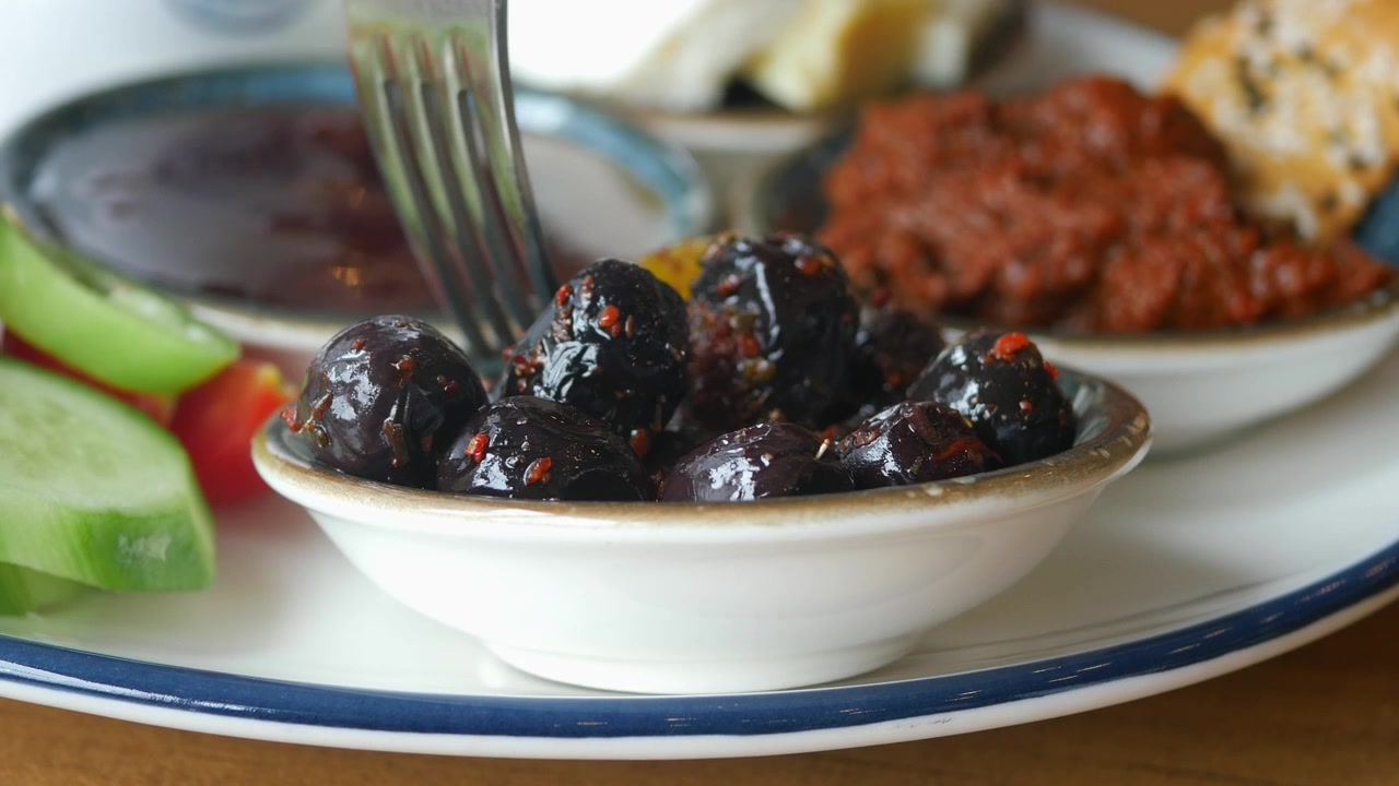 Geleneksel Bir Kahvaltı Tabağından Siyah Zeytin Seçme