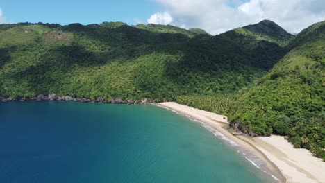 Wellen-Schlagen-Auf-Den-Weißen-Sandstrand-El-Valle-Auf-Der-Malerischen-Halbinsel-Samaná-In-Der-Dominikanischen-Republik