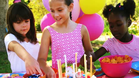 chica celebrando su cumpleaños con sus amigos