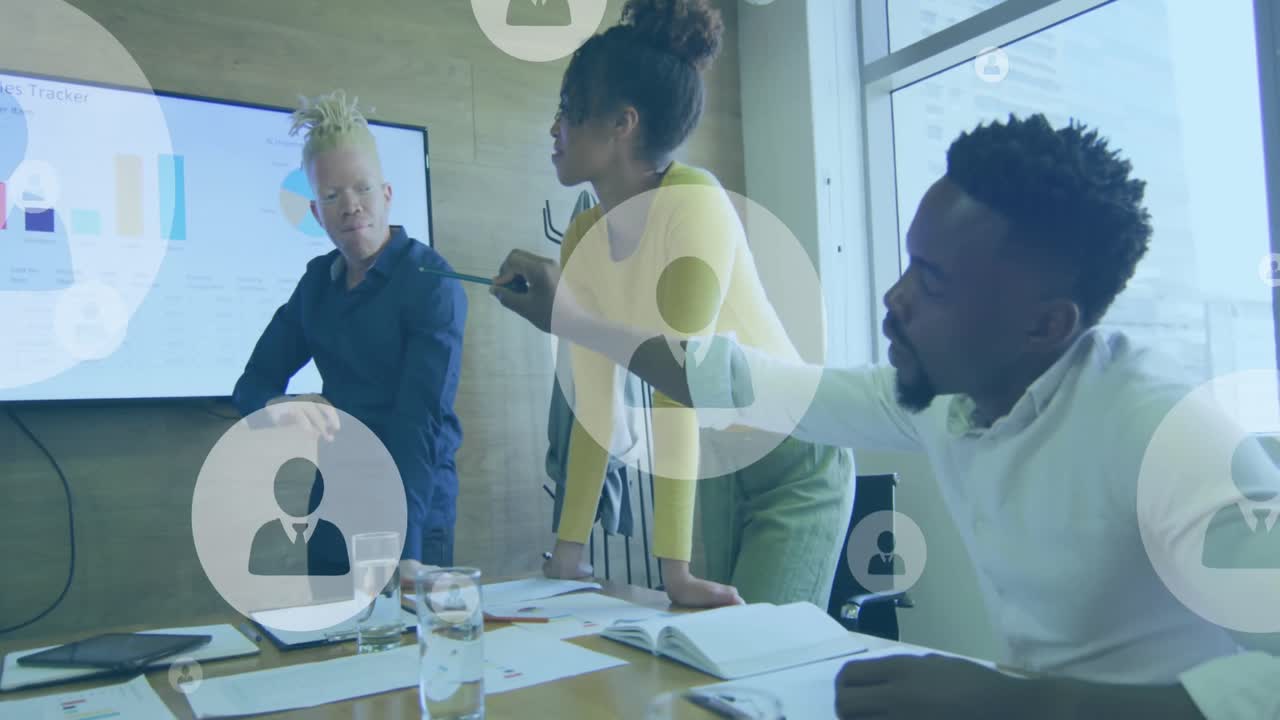 Animation af flydende profilikoner mod mangfoldige kolleger, der diskuterer sammen på kontoret.