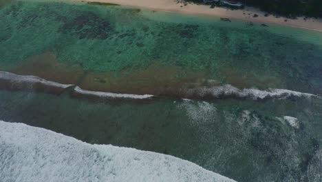 Las-Olas-Vienen-En-La-Playa-De-Melasti-Por-La-Mañana,-Una-Película-Filmada-En-Bali,-Indonesia,-Diferentes-Tipos-De-Diseños-Caen-Al-Agua.