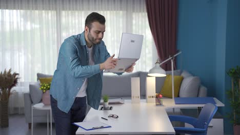 hombre de negocios autónomo molestado por negocios problemáticos.
