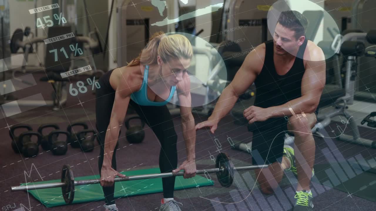 Mulher colocando as mãos na barra, flexionando os quadris, aprimorando a forma de levantamento na academia, com treinador orientando e rastreamento HUD.