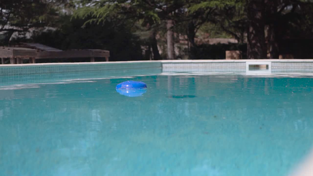 una piscina descuidada que necesita mantenimiento - de cerca