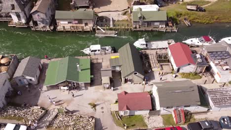 Vista-De-La-Ciudad-De-Pescado-En-Leland-Michigan-Durante-El-Día---Toma-Aérea-De-Drones