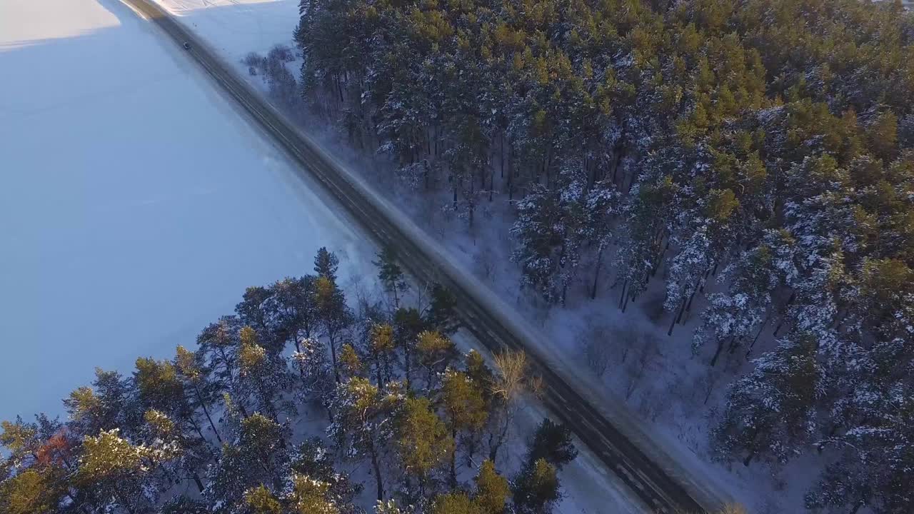 숲 을 가로지르는 눈 인 길