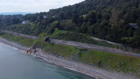 Toma-Aérea-En-órbita-Sobre-La-Costa-Irlandesa-Cerca-De-Dublín.