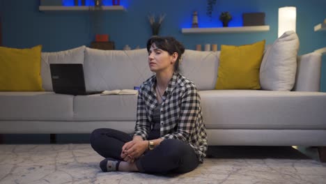 la mujer que se siente mal.