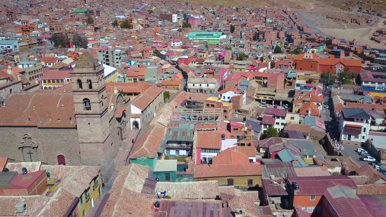 vista aérea panorámica volando sobre la histórica ciudad de potosí, bolivia