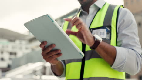 hombre, técnico y manos en la tableta en la ciudad
