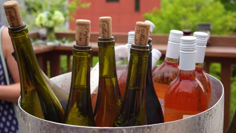 cubo de vino en la hora feliz