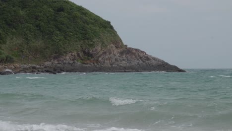 Paisaje-Tranquilo-De-Las-Olas-Del-Océano-Cerca-De-La-Orilla-De-La-Montaña-En-Un-Día-Ventoso-En-La-Playa-Dam-Trau-En-Con-Dao,-Vietnam