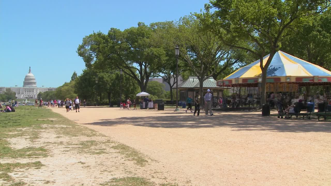una rueda de la fortuna enciende el centro comercial en washington dc 1