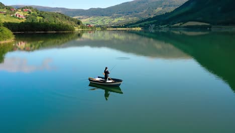 Una-Mujer-En-El-Barco-Pesca-Un-Pez-Girando-En-Noruega.