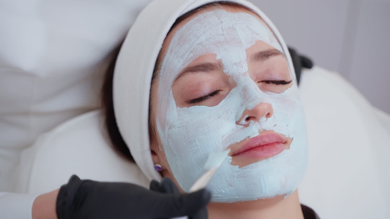 얼굴 마스크 치료를 받는 여성