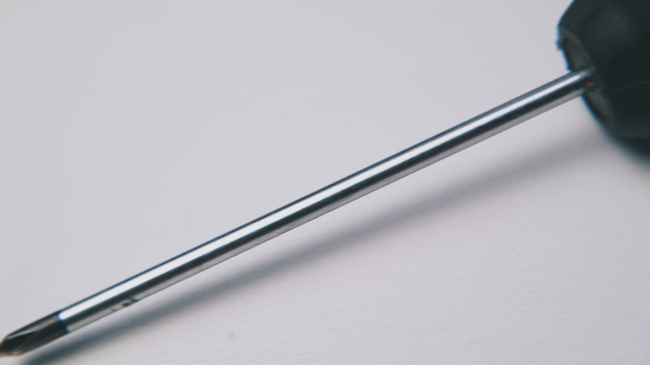 움직임은  ⁇  표면에 누워 있는 크로스 헤드 스크루드라이버를 지나