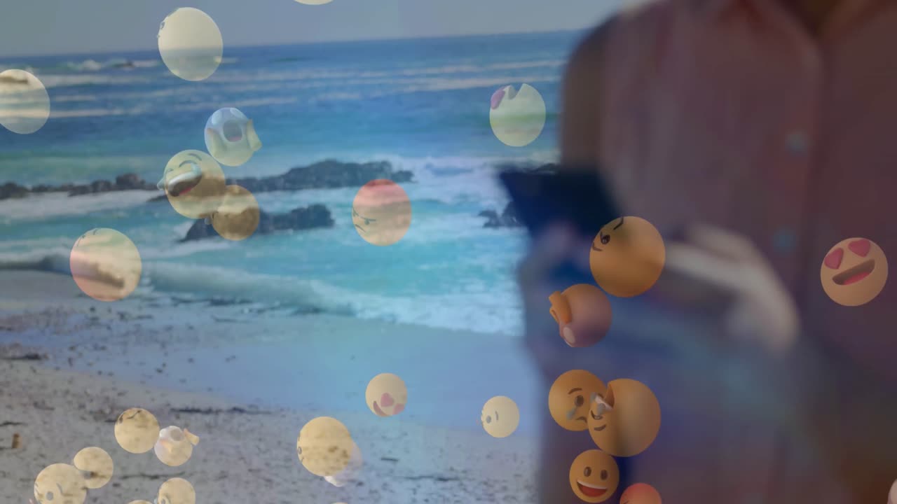 스마트폰을 사용하는 아프리카계 미국인 여성 위에 떨어지는 이모지 애니메이션