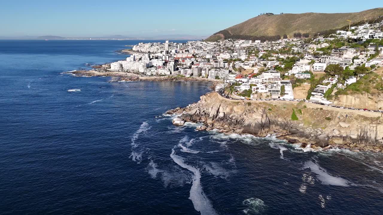 aerial de una carretera costera y la costa de ciudad del cabo, sudáfrica