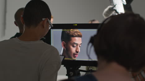 actores con guiones en ensayo rodando una película o video en el estudio con el equipo de filmación y la directora viendo el monitor en segundo plano 1