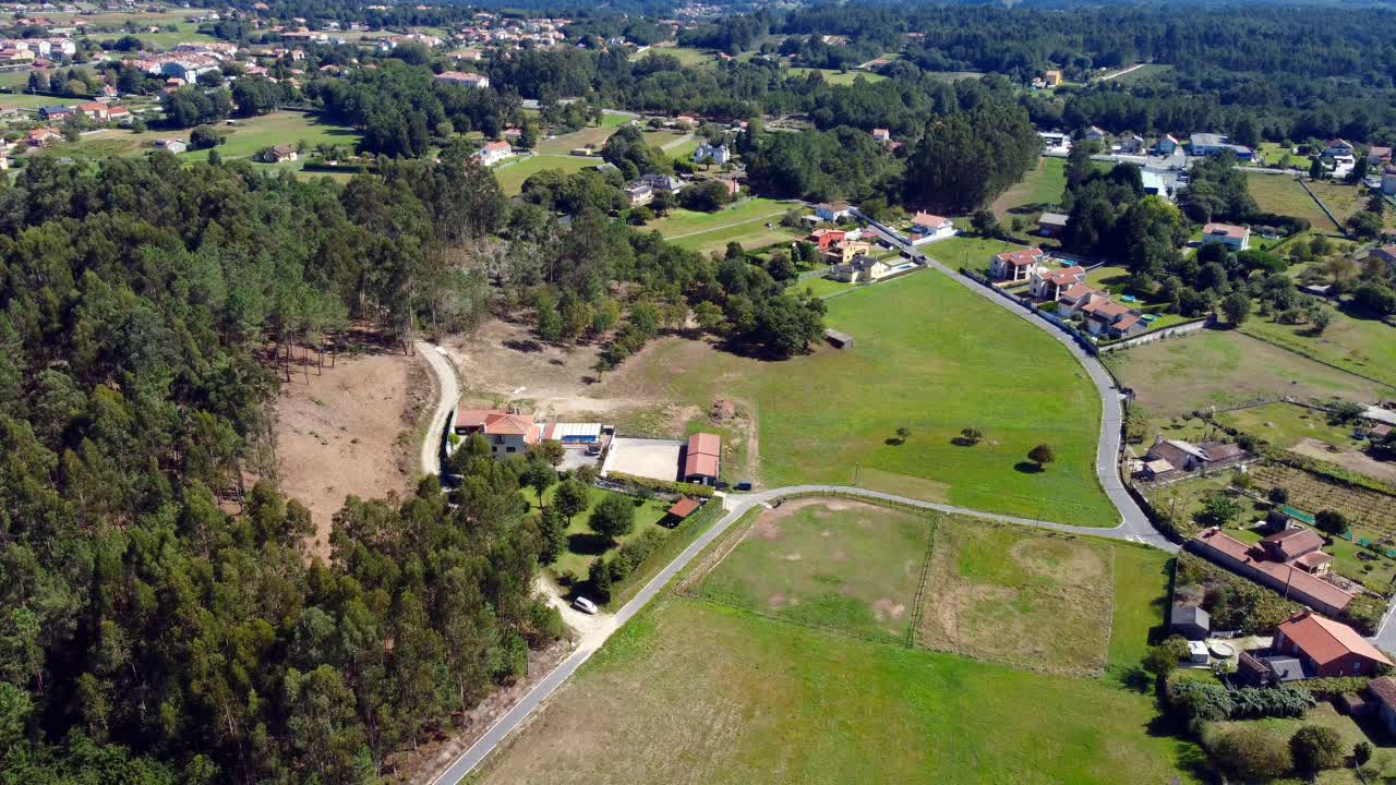 imágenes aéreas, vista estática del paisaje agroforestal rural de galicia en 4k con dji mini 2