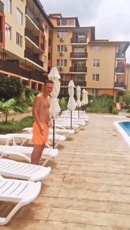 un joven nada bajo el agua en una piscina.