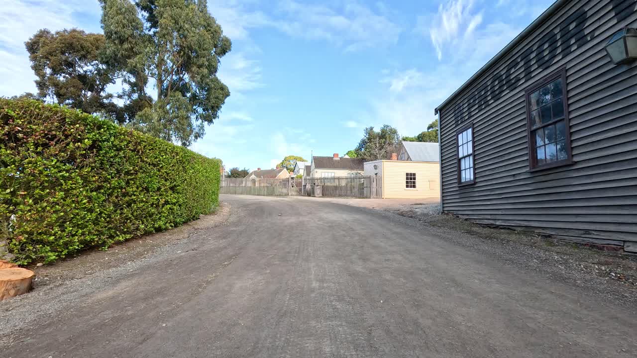 una calle tranquila y vacía en sovereign hill