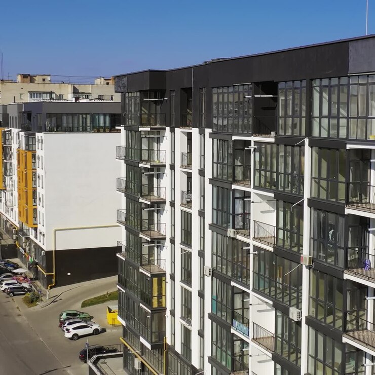 Architettura urbana di nuova costruzione. Esterno di edificio residenziale in città. Edificio moderno con ampie vetrate e balconi