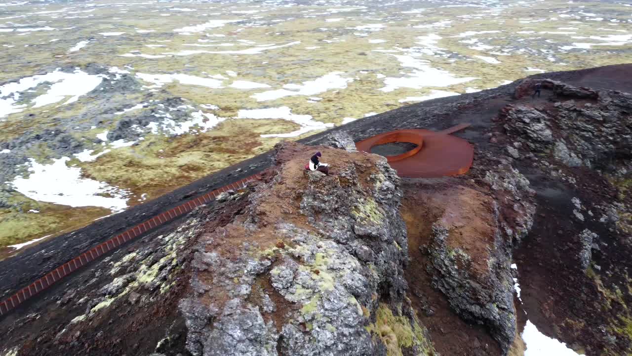 Vulkansk landskab med mos og sne