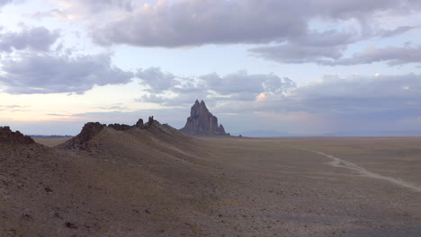 新墨西哥州shiprock - 夕阳的边缘和蓝色小时在4k